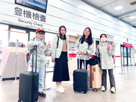 連江縣全國語文競賽代表隊15名學子分別自南、北竿搭機啟程，赴台備戰23日的全國賽。（圖／文：王致潔）