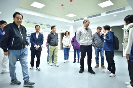 行政院前政務委員林萬億21日下午在議長張永江、鄉長林德建等人陪同下前往甫竣工的小規模多機能服務中心，關心內部規劃配置及未來營運概況。（圖／文：陳其敏）