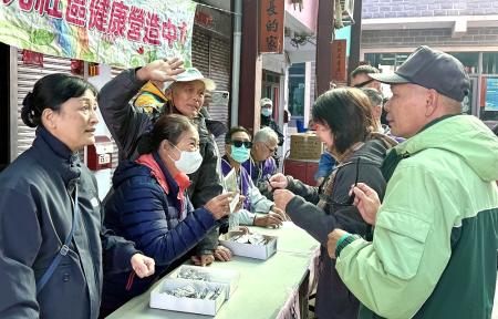 慈濟團隊昨（21）日上午再抵達東莒藝文廣場，把太陽眼鏡送到島上居民手中。（圖／文：蔡夢玲）