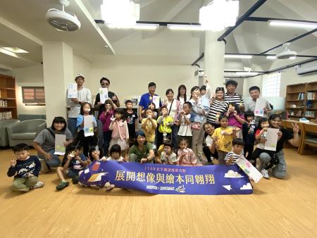 活動結束後，大家手持完成的作品，展現創意成果，為繪本閱讀活動留下美好回憶。（圖／文：鄭禮頤）