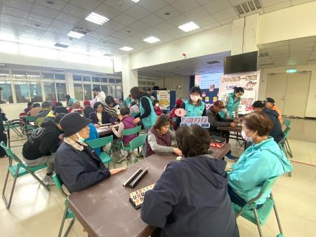 長者們在塘岐老人活動中心專注投入拉密牌大賽，現場互動熱烈、氣氛相當刺激熱鬧。（圖／文：鄭禮頤）