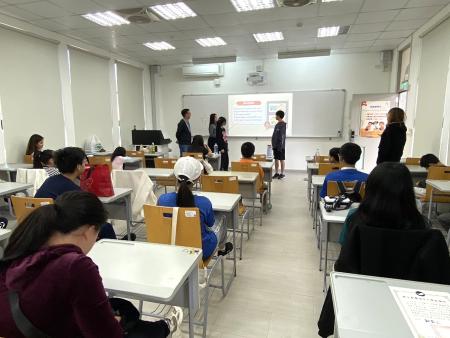 海大英語教學工作坊現場，海大外籍生帶領孩子進行生活英文練習。（圖／文：鄭禮頤）