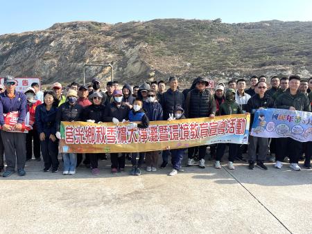 莒光鄉辦理「秋季擴大淨灘暨推廣環保教育宣導活動」，軍民一起用實際行動，維護地區美麗的海岸線景觀。（圖／文：宋幸儒）