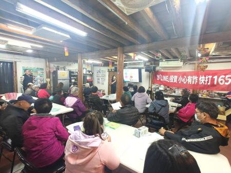 縣府「地政打詐宣講隊」於山隴社協進行反詐宣導，向鄉親介紹各類防詐措施、不動產詐騙類型，強化其防詐觀念。（圖：連江縣地政局）
