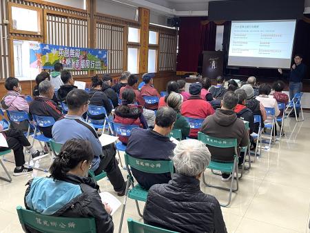 連江縣政府民政社會處辦理國際身障日巡迴宣導活動22日莒光登場，推廣尊重多元、平等參與的社會理念，吸引鄉親到場聆聽。（圖／文：宋幸儒）