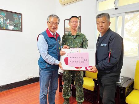 鄉長致贈慰問品以表部隊之辛勞。