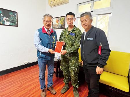 鄉長致贈慰問金給馬祖籍役男，以表返鄉服役之辛勞。