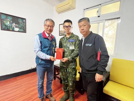 鄉長致贈慰問金給馬祖籍役男，以表返鄉服役之辛勞。
