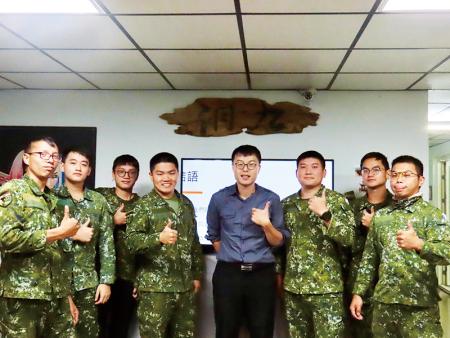 心理師與官兵合影留念。