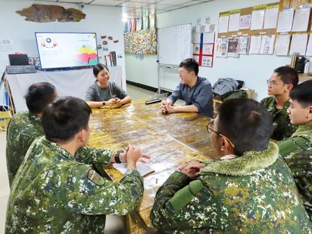 心輔官介紹心理師及活動目的。