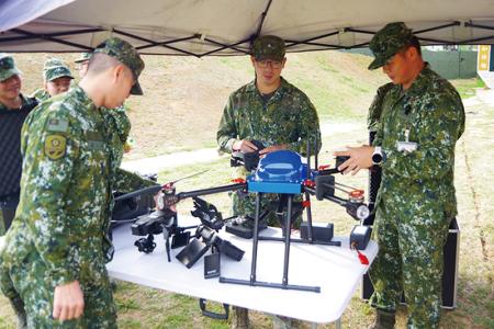 教官講解無人機。