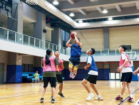 官兵比賽中施展跳投技巧。