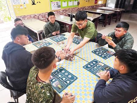 官兵投入桌遊競賽中。