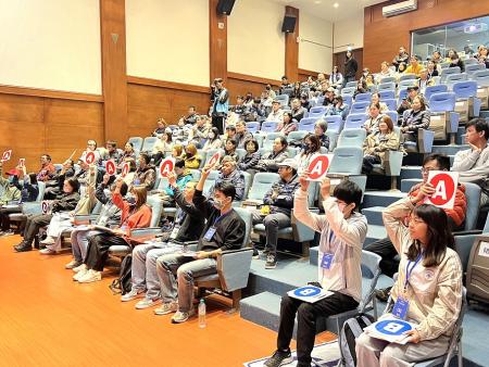 文化處第一屆馬祖戰地文化景觀知識擂台賽，豐富獎品吸引大批學生、民眾參賽，寓教於樂活動推廣馬祖戰地文化。（圖／文：馮紹夫）