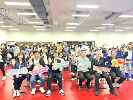 兒童發展篩檢暨兒童爬行和搬搬樂比賽歡樂登場。（圖／文：馮紹夫）