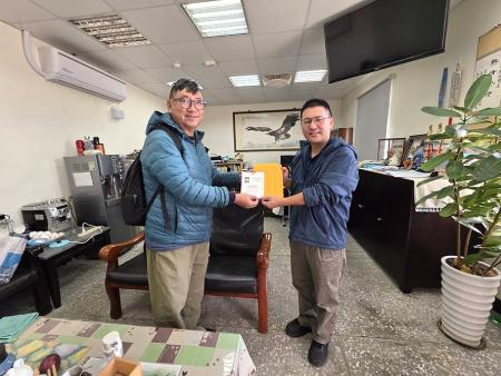 藝術島參展的國際錄像藝術家陳界仁，義賣作品劇照明信片，所得捐贈西莒敬恆國中小，由校長陳其俊代表接受。（圖／文：宋幸儒）