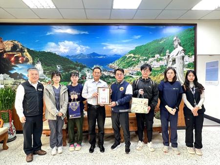 縣長王忠銘頒發感謝狀予中興大學獸醫教學醫院院長王咸棋及其獸醫團隊，以表彰他們對本縣獸醫服務的付出與貢獻。（圖／文：馮紹夫）