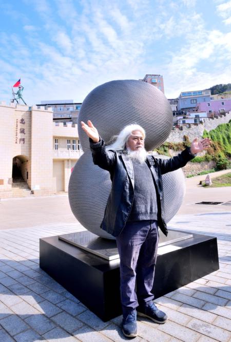 康木祥鋼纜作品《雙生》運抵東引，在忠誠門廣場展出；鄉長林德建到場歡迎，盼作品在藝術家曾服役的地方綻放嶄新風貌。（圖／文：陳其敏）