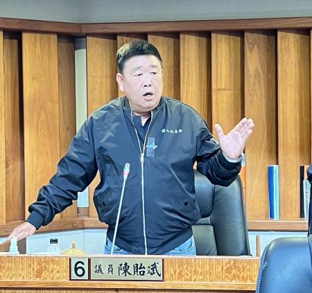 議員陳貽斌進行縣政總質詢。（圖／文：馮紹夫）