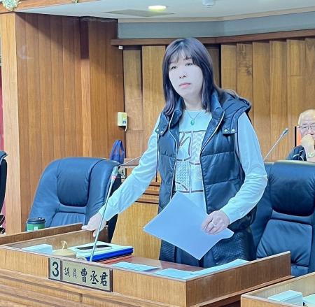 議員曹丞君進行縣政總質詢。（圖／文：馮紹夫）