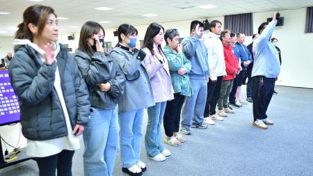 中國國民黨建黨131週年，連江縣黨部首場黨慶表揚大會在東引鄉舉辦。今年東引鄉最大的亮點是吸引22位新進黨員加入，並在現場齊聲進行入黨宣誓。（圖／文：陳其敏）