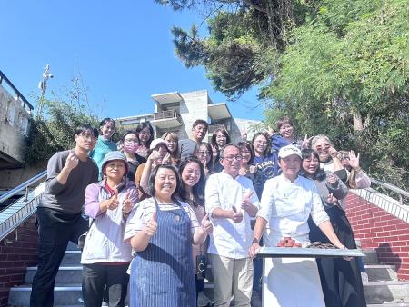 世界麵包大師賽冠軍吳寶春抵馬親授紅麴鳳梨酥與烏龍茶手工餅乾製作，學員收穫滿滿。（圖：馬祖創新創業協會）