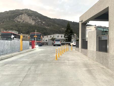 北竿機場二樓停車場將於 11 月 30 日起恢復正常收費。（圖／文：鄭禮頤）