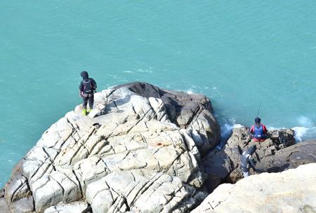 近來到東引從事磯釣的釣友人數明顯增多，在燕秀澳、天王澳等沿岸都能見到釣友專注垂釣的身影。（圖／文：陳其敏）