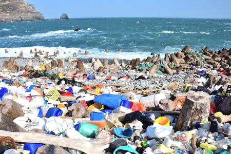 東北季風挾帶大量海漂垃圾湧上岸際，東引東堤礫灘再見大量海漂垃圾。鄉公所定於29日辦理淨灘，歡迎軍民一起為海洋盡心力。（圖／文：陳其敏）