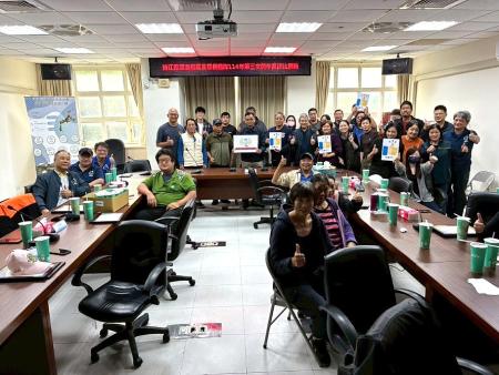 連江縣環資局頒獎予積極投入淨海工作的潛海戰將與環保艦隊成員，感謝他們對馬祖海洋環境的守護與付出。（圖：連江縣環資局）