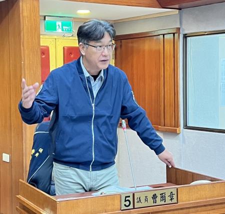 議員曹爾章進行縣政總質詢。（圖／文：馮紹夫）