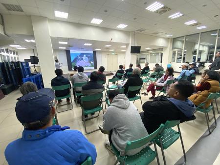 26日晚間於北竿塘岐老人活動中心舉行的說明會現場，民眾專心聆聽氣象署簡報，了解雷達站選址、工程規劃與生態檢核內容。（圖／文：鄭禮頤）