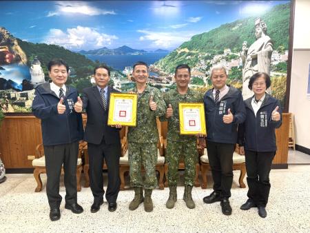馬防部政戰主任張景泰（左3）、副參謀長楊富雄（右3）向縣長王忠銘辭行，王忠銘為其頒贈榮譽縣民證，感謝他們對馬祖的付出與貢獻。（圖／文：王致潔）