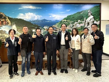 外交部領事事務局局長鄭正勇（左3）率團來馬辦理行動領務，並拜會縣長王忠銘，王忠銘代表馬祖鄉親感謝外交部提供便民服務。（圖／文：王致潔）