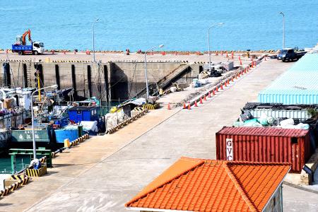 東引漁船碼頭進行加油管延伸及階梯修整工程，預定明年初完工。（圖／文：陳其敏）