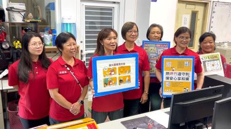 連江縣鳳凰志工大隊大隊長陳曉雯多年致力於防火宣導，表現卓越，榮獲114年度「全國防火宣導志工菁英獎」殊榮。（圖：連江縣消防局）