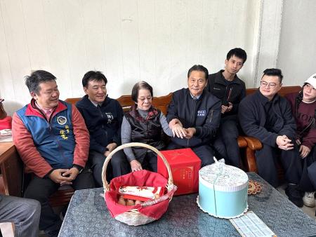 仁愛村陳營金依嬤歡慶91歲大壽，縣長王忠銘、副縣長陳冠人等人特地到府祝壽，關心其生活起居並獻上祝福。（圖／文：王致潔）