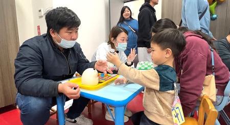 幸福馬祖　兒童發展篩檢暨寶寶爬行、搬搬樂比賽。（圖與文：馮紹夫）