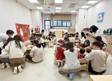 南竿公托暨親子館提前舉辦聖誕親子活動，系列活動精采有趣；縣長王忠銘與議長張永江也到場與寶貝們一同歡慶佳節。（圖／文：王致潔）