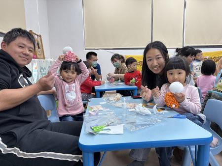 民社處及家教中心舉辦親職教育與親子共學活動，帶領親子共同製作小白兔擦手玩偶，不僅增進親子互動，也有助於孩子發展。（圖／文：王致潔）