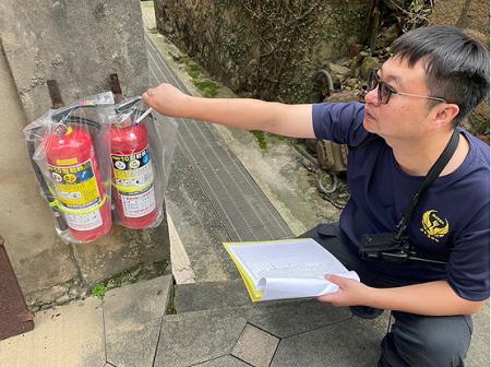 連江縣消防局於各村廟宇、重要巷道進行滅火器汰舊換新，全縣各鄉292處共400具滅火器。（圖：連江縣消防局）