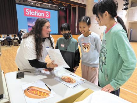 美籍教助們帶領孩子們以英語導覽自己的家鄉，讓孩子在實際演練中有效提升聽說能力。（圖／文：王致潔）