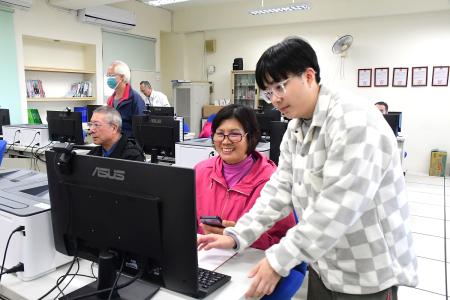 民社處舉辦「輕鬆學AI」基礎觀念與應用課程，提升民眾的AI運用能力與就業競爭力。（圖／文：王致潔）