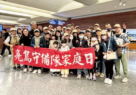 官兵與眷屬出發前於機場合影。