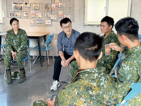 心理師實施課程引導說明。