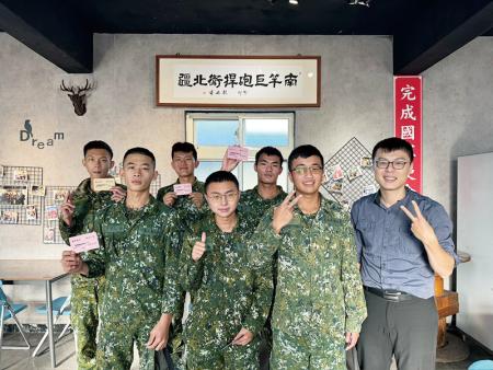 課後官兵與心理師溫馨合影留念。