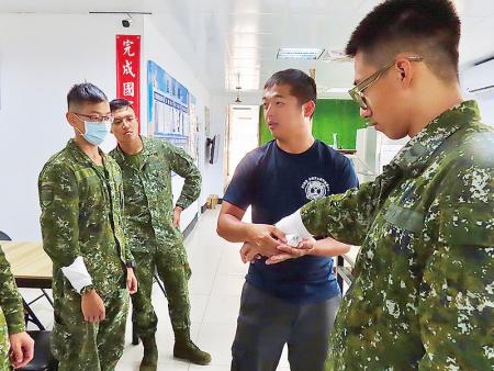 教官示範繃帶包紮處理。