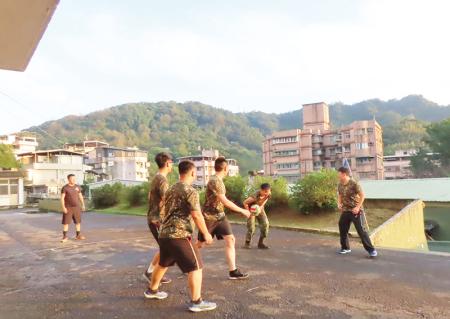 官兵全力投入躲避球競賽中。