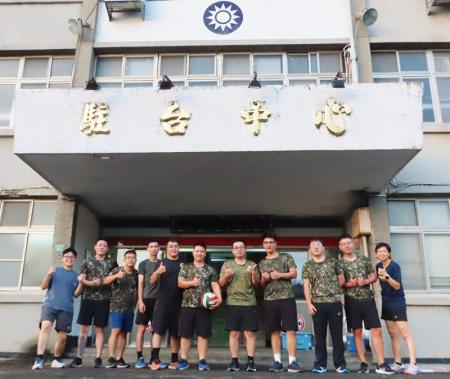 於躲避球競賽後合影。