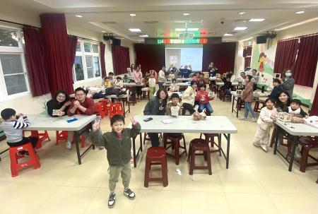 活動中親子共同專注於星願盒製作，透過協作增進彼此互動；完成作品後，大家開心展示成果。（圖／文：鄭禮頤）